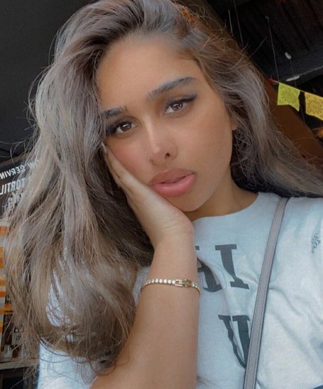 Naakte gelekte OnlyFans-foto van Therealmeghnaa