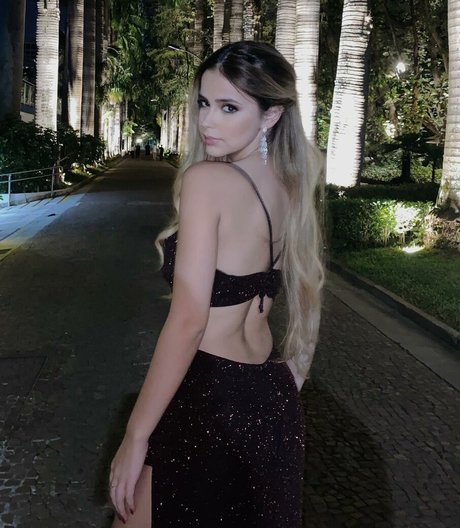 Naakte gelekte OnlyFans-foto van Daniella Chechia