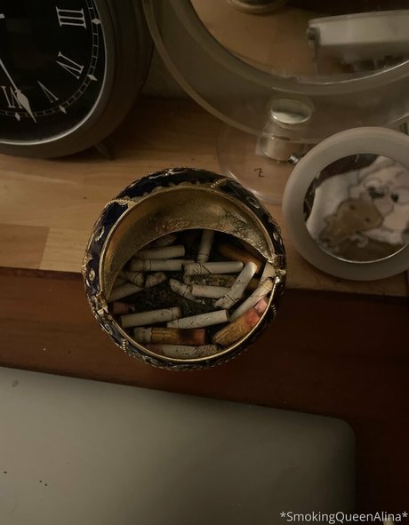 Naakte gelekte OnlyFans-foto van Smokingqueenalina