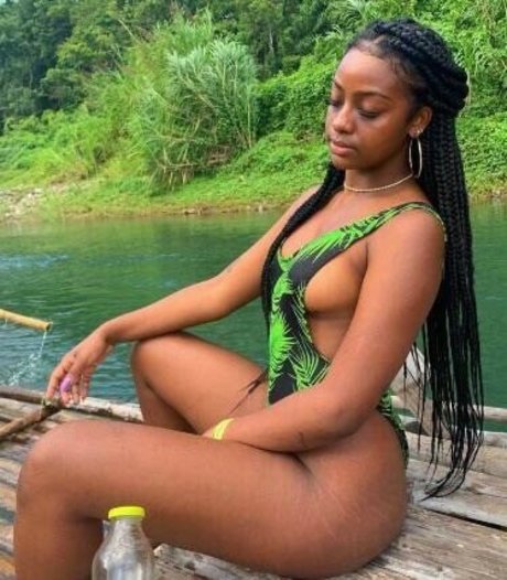 Naakte gelekte OnlyFans-foto van Justine Skye
