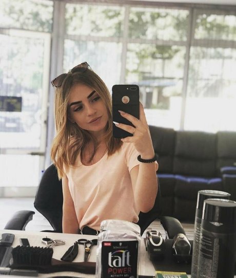 Naakte gelekte OnlyFans-foto van Veronikait