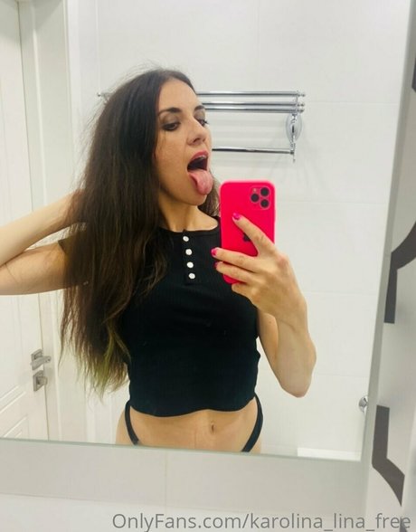 Naakte gelekte OnlyFans-foto van Karolinalinafree