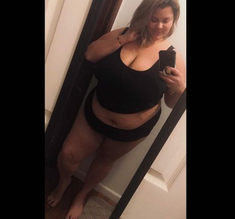 Naakte gelekte OnlyFans-foto van Plussizeandfine