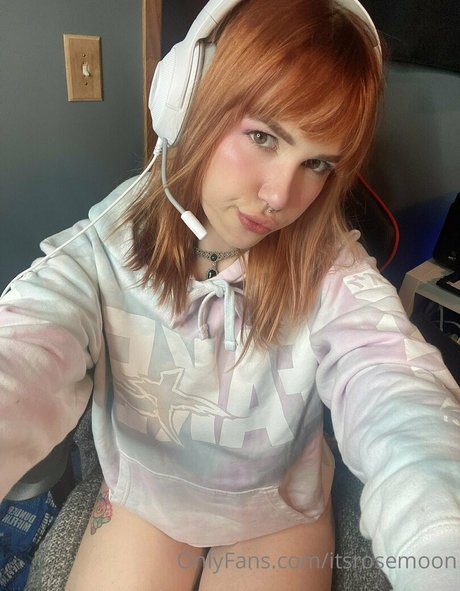 Naakte gelekte OnlyFans-foto van Itsrosemoon