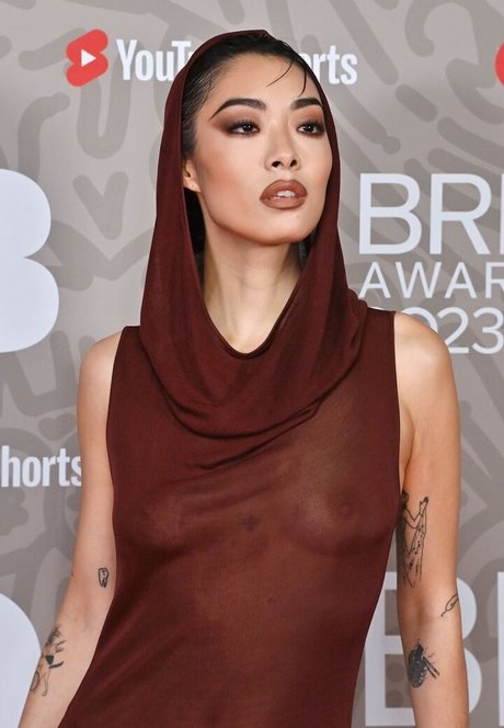 Naakte gelekte OnlyFans-foto van Rina Sawayama