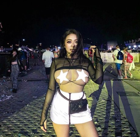 Naakte gelekte OnlyFans-foto van Rebecca Liu