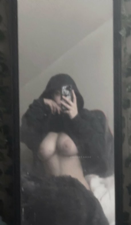 Naakte gelekte OnlyFans-foto van Emopetasse