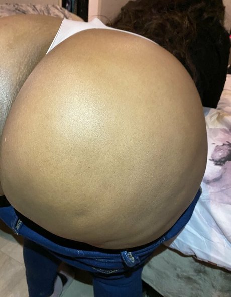 Naakte gelekte OnlyFans-foto van Fatassbaddie
