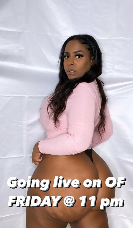 Naakte gelekte OnlyFans-foto van Fatassbaddie