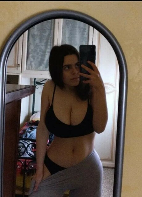 Naakte gelekte OnlyFans-foto van Alessia Ancler