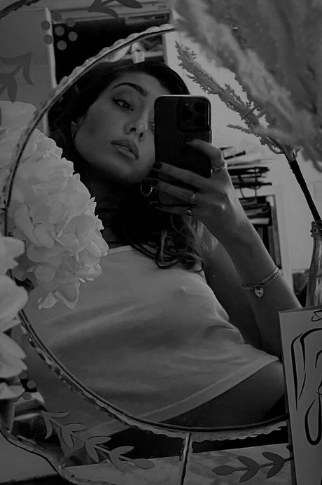Naakte gelekte OnlyFans-foto van Leyla Sitki