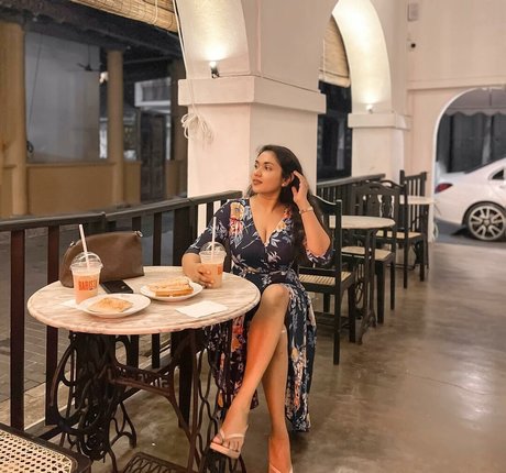 Naakte gelekte OnlyFans-foto van Nimesha Jayarathne
