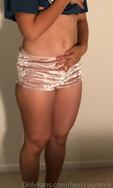Naakte gelekte OnlyFans-foto van Berriyummy