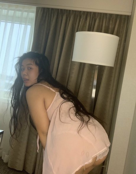 Naakte gelekte OnlyFans-foto van Khmerbbygirl