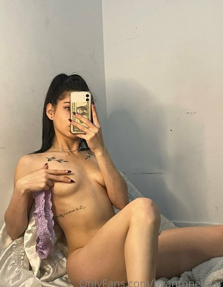 Naakte gelekte OnlyFans-foto van Byantonellaar