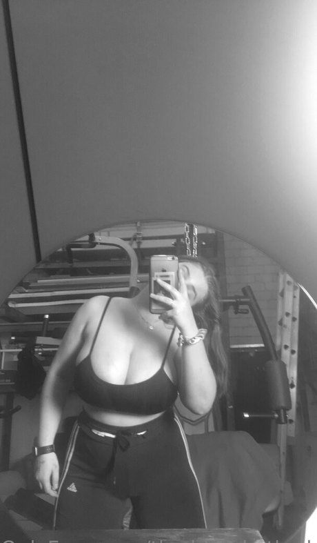 Naakte gelekte OnlyFans-foto van Theblondethebrunette