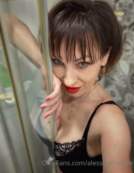 Naakte gelekte OnlyFans-foto van Alessiaelfiefree