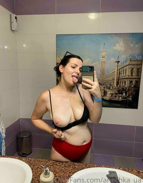 Naakte gelekte OnlyFans-foto van Anechkaua