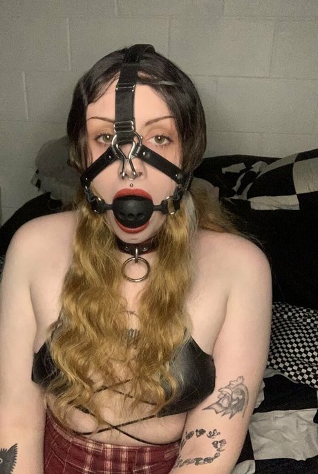 Naakte gelekte OnlyFans-foto van Gothbabybrat