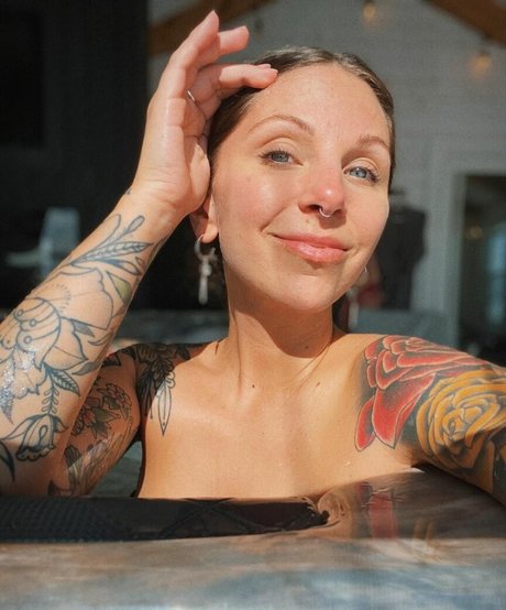 Naakte gelekte OnlyFans-foto van Christine Cote
