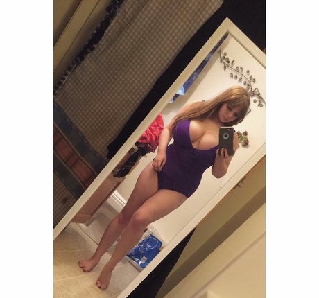 Naakte gelekte OnlyFans-foto van Emaliehall