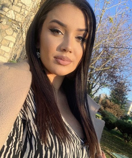 Naakte gelekte OnlyFans-foto van Emina Jahi