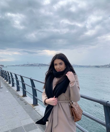 Naakte gelekte OnlyFans-foto van Emina Jahi