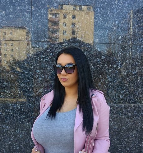 Naakte gelekte OnlyFans-foto van Emina Jahi