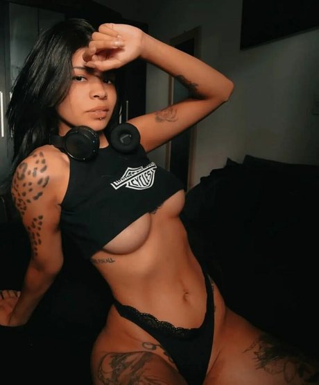 Naakte gelekte OnlyFans-foto van Dyna Suicide