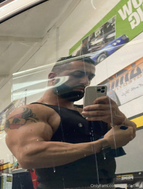 Naakte gelekte OnlyFans-foto van Muscleflexx